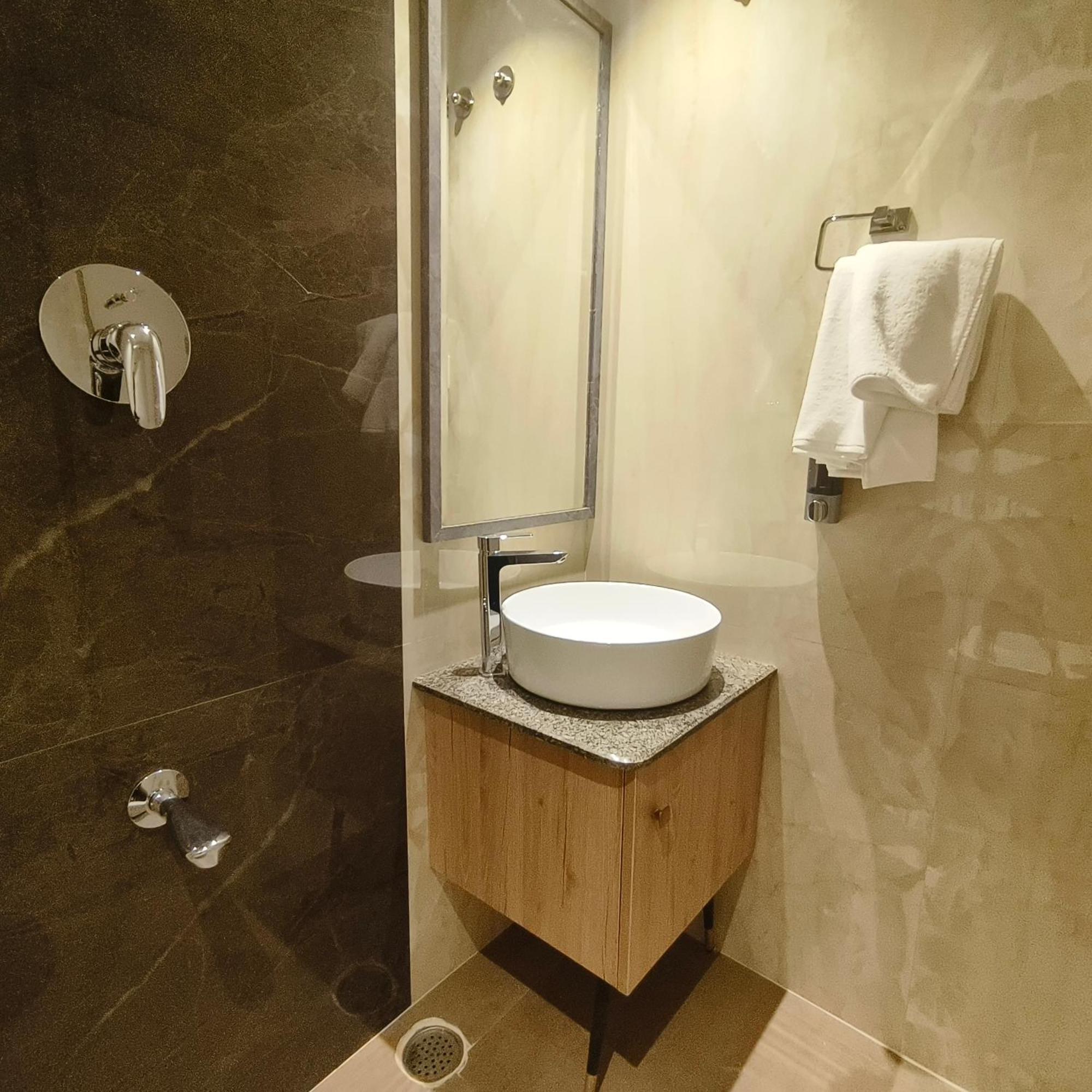 Olive Hotel Le Opera By Embassy Group バンガロール エクステリア 写真