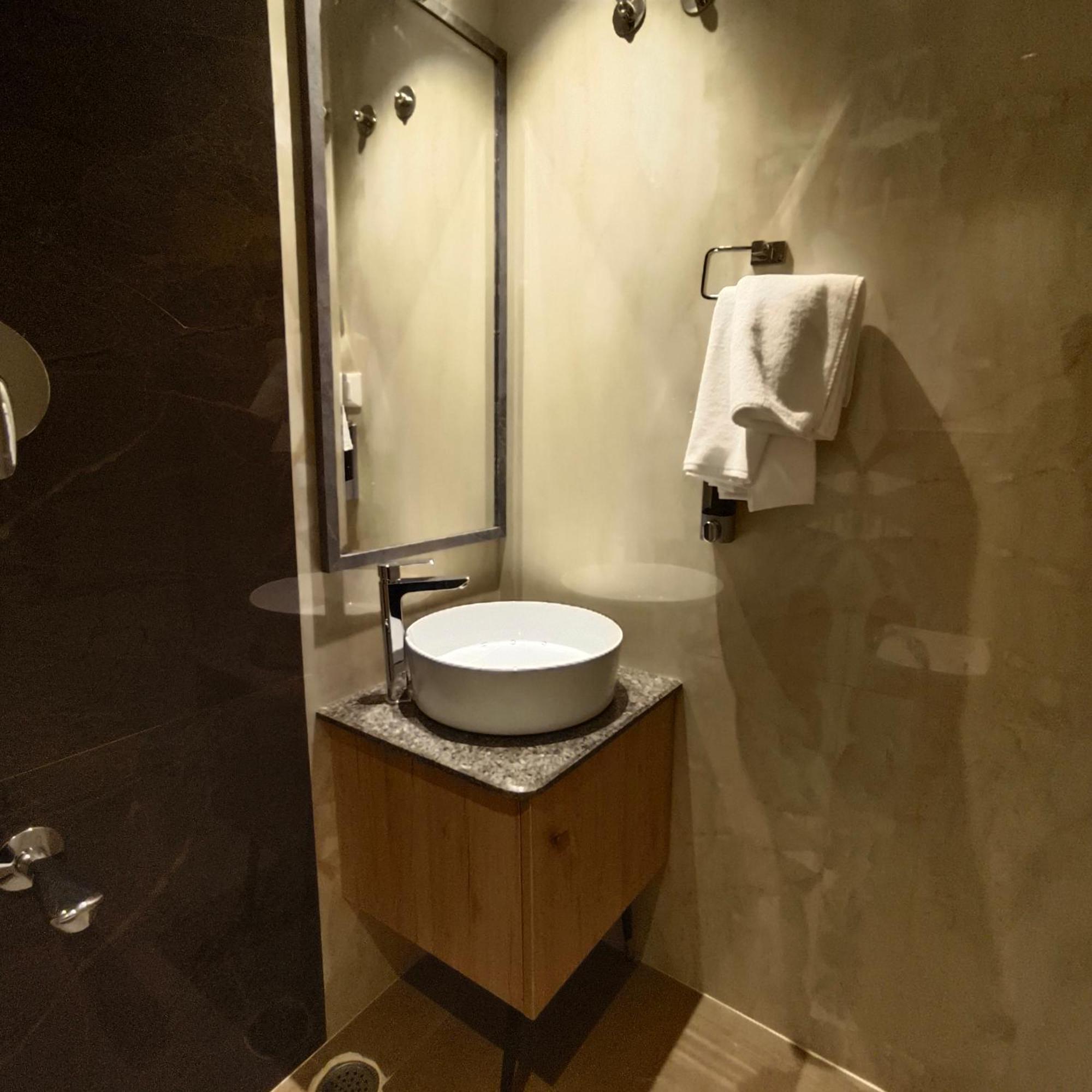 Olive Hotel Le Opera By Embassy Group バンガロール エクステリア 写真